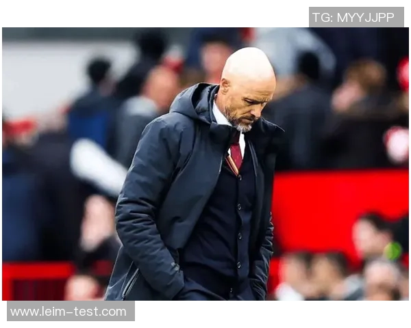 曼联官方宣布解雇主帅滕哈赫，球迷不满队内混乱局面待解